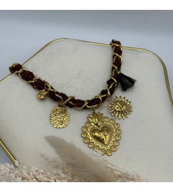 Colar em tecido castanho