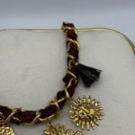 Colar em tecido castanho