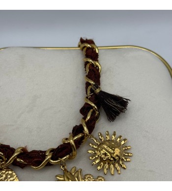 Colar em tecido castanho