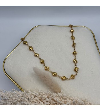 Gargantilha de conchas